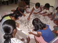 zusammen macht Puzzeln im Chathura-Kinderheim mehr Spass