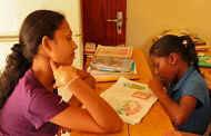 Iresha im Chathura-Kinderheim macht Fortschritte beim Lesen.