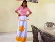 Disna im Chathura-Kinderheim schmueckt ihren Wesak-Sari mit gelben Motiven