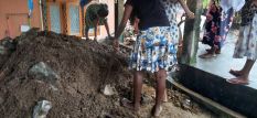 die Verbundsteine am Chathura-Kinderheim haben sich durch die Überschwemmungen abgesenkt.die Verbundsteine am Chathura-Kinderheim haben sich durch die Überschwemmungen abgesenkt.die Verbundsteine am Chathura-Kinderheim haben sich durch die Überschwemmungen abgesenkt. 