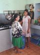 die Mädchen im Chathura-Kinderheim helfen bei der Küchenarbeit mit.