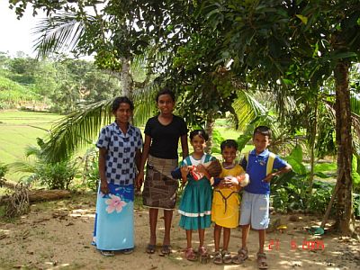 Nitha mit ihren Kindern beim ersten Besuch im Chathura-Kinderheim in Sri Lanka