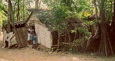 Nitha lebte zuvor mit ihren vier Kindern in dieser armseligen Hütte