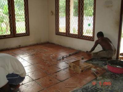 Fliesenarbeiten im Chathura-Kinderheim in Sri Lanka
