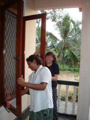 Vinitha und ich beim Abschmirgeln der Fenster im Chathura-Kinderheim in Sri Lanka