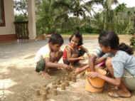 auch in Sri Lanka backen die Kinder Sandkuchen im Chathura-Kinderheim in Sri Lanka