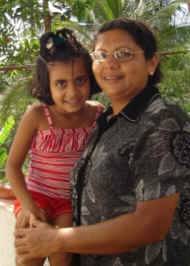 Vinitha mit Sewwandi im Chathura-Kinderheim in Sri Lanka 