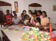 kleine Geschenke fuer die Kinder im Chathura-Kinderheim in Sri Lanka