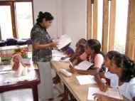 Vinitha hilft bei den Hausaufgaben im Chathura-Kinderheim in Sri Lanka 