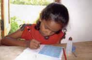 Imasha bekommt Hilfe bei den Hausaufgaben im Chathura-Kinderheim in Sri Lanka 