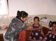 neue Kleider fuer Imasha und Dilhani im Chathura-Kinderheim in Sri Lanka 