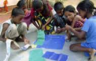 die Kinder bauen einen Drachen im Chathura-Kinderheim in Sri Lanka 
