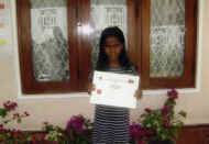 Imasha im Chathura-Kinderheim freut sich ueber die Urkunde fuer gute Schulleistungen 