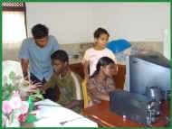 Computerunterricht fuer die Grossen im Chathura-Kinderheim in Sri Lanka 