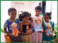 die Puppenmuetter im Chathura-Kinderheim in Sri Lanka 