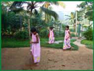 am fruehen Morgen im Chathura-Kinderheim in Sri Lanka 