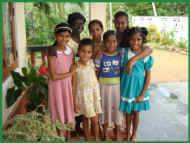 gute Freundinnen im Chathura-Kinderheim in Sri Lanka 
