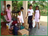 Ankunft unserer fuenf neuen Maedchen im Chathura-Kinderheim in Sri Lanka 