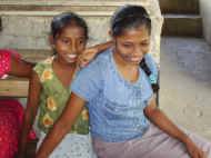 Dilhani und Nishanthi im Chathura-Kinderheim in Sri Lanka 