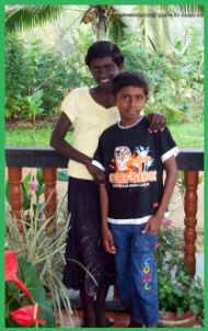 Indunika und ihr Bruder Gayan im Chathura-Kinderheim in Sri Lanka 