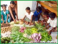 die Kinder im Chathura-Kinderheim in Sri Lanka freuen sich ueber frisches Gemuese