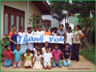 die Heimfamilie im Chathura-Kinderheim in Sri Lanka bedankt sich fuer die Hilfe 