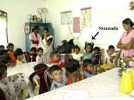 die Kindergartenkinder besuchen das Chathura-Kinderheim 