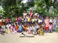 die Kindergartenkinder besuchen das Chathura-Kinderheim 