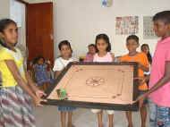 ein Carrom-Spiel fuers Chathura-Kinderheim in Sri Lanka