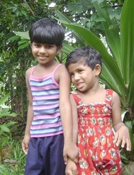 Senuri und Wadani im Chathura-Kinderheim in Sri Lanka 