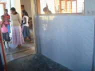 die Fliesenarbeiten haben begonnen im Chathura-Kinderheim in Sri Lanka