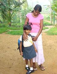 Dulani bringt Nisansala zum Kindergarten neben dem Chathura-Kinderheim in Sri Lanka