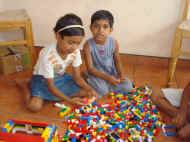 Legosteine sind sehr beliebt im Chathura-Kinderheim in Sri Lanka