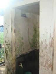 die Toiletten vor der Renovierung im Chathura-Kinderheim in Sri Lanka