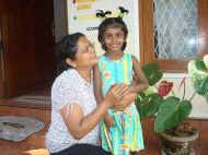 Vinitha mit Nisansala im Chathura-Kinderheim in Sri Lanka
