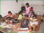 Dulani hilft bei den Hausaufgaben m Chathura-Kinderheim in Sri Lanka 