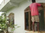 auch die Tueren und Fenster im Chathura-Kinderheim auf Sri Lanka werden neu gestrichen 