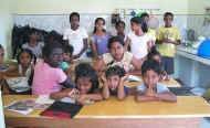 Hausaufgaben fuer die Schule im Chathura-Kinderheim auf Sri Lanka 