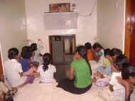 unsere Kinder im Chathura-Kinderheim beim Abendgebet