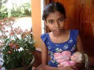 auch Malki im Chathura-Kinderheim liebt ihre Puppe sehr