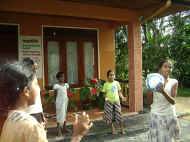 beim Ballspielen im Chathura-Kinderheim in Sri Lanka machen alle mit