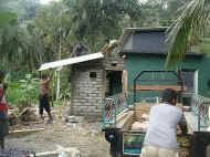 Dachdeckerarbeiten am neuen Waschplatz beim Chathura-Kinderheim in Sri Lanka 