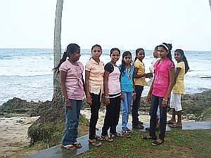 die Maedchen vom Chathura-Kinderheim machen einen Ausflug ans Meer bei Koggala
