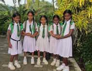 die Mädchen vom Chathura-Kinderheim sind fertig für die Schule 