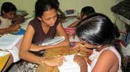 Kalpani hilft den Mädchen im Chathura-Kinderheim bei den Hausaufgaben. 