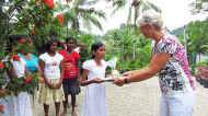 Frau Morhard beschenkt die Mädchen im Chathura-Kinderheim 