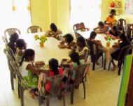 die Mädchen im Chathura-Kinderheim beim Essen