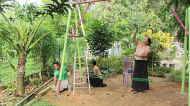 die neue Schaukel im Chathura-Kinderheim in Sri Lanka 