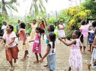 die Mädchen im Chathura-Kinderheim freuen sich über große, bunte Seifenblasen 