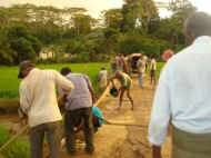 die Einwohner von Mabotuwana haben beschlossen, die kleine Brücke selbst zu reparieren